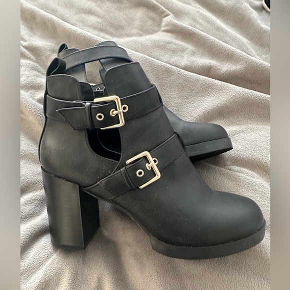 Never Worn Forever 21 Cutout Ankle Booties - Picture 5 of 6